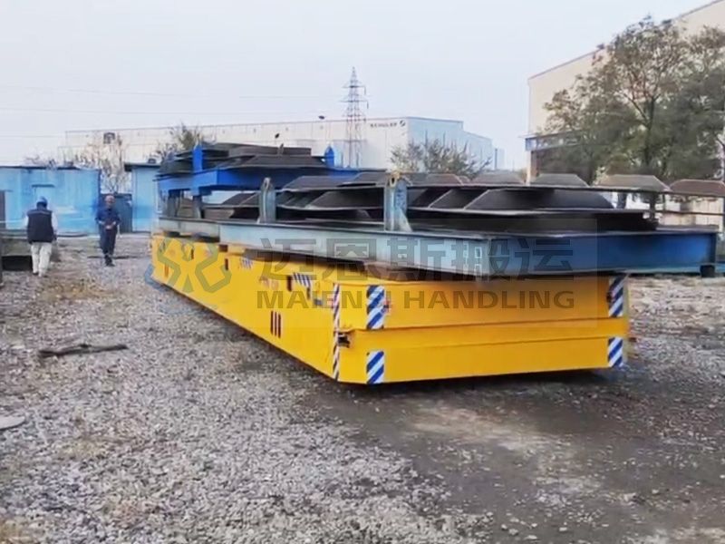 大連某船務(wù)公司訂購(gòu)的大型舵輪無(wú)軌電動(dòng)平車使用現(xiàn)場(chǎng)